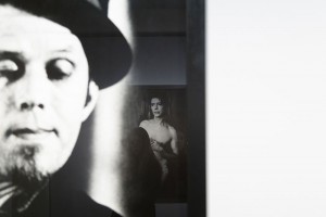 Expo Anton-Corbijn: Reflet du portrait de Bowie dans la Photo de Tom Wait Photo DIdier LAget