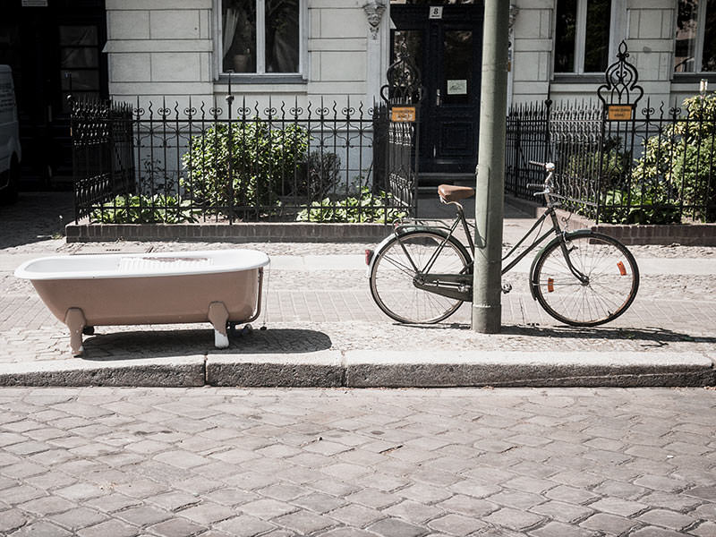 baignoire dans la rue avec mon vélo - Photo Didier Laget