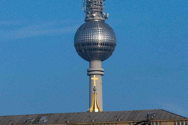 la-grande-asperge A berlin - Photo copyright Didier Laget  