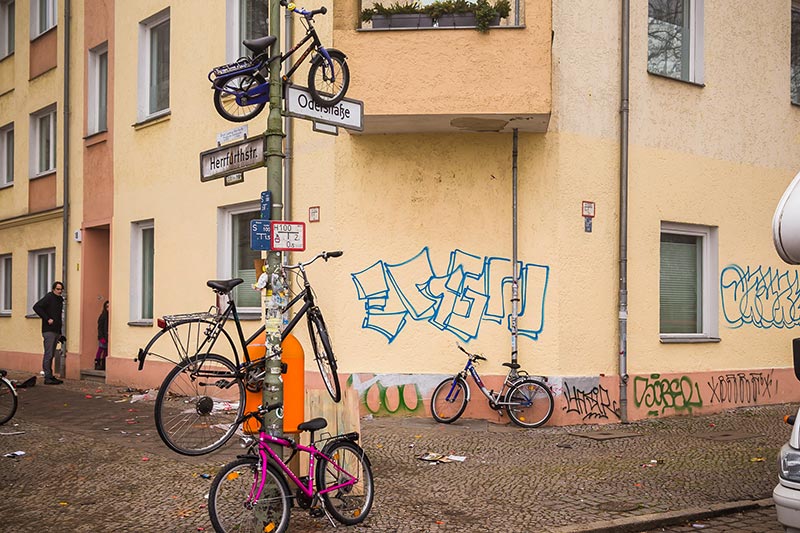 Vélos attachés à un lampadaire - Photo Didier Laget